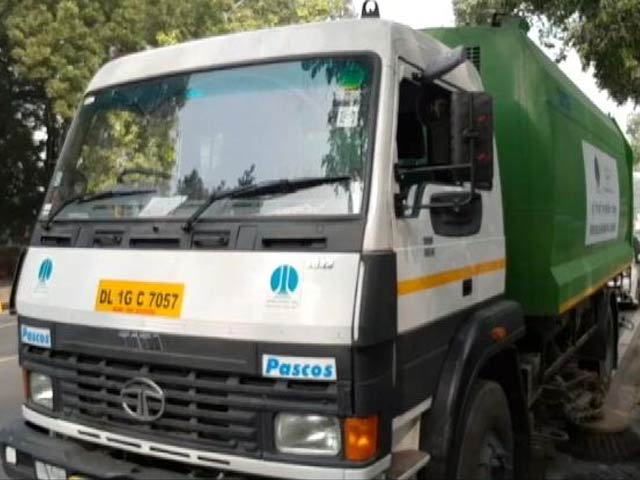 Videos : मैकेनिकल स्वीपिंग मशीन से दिल्ली की सड़कों की सफाई
