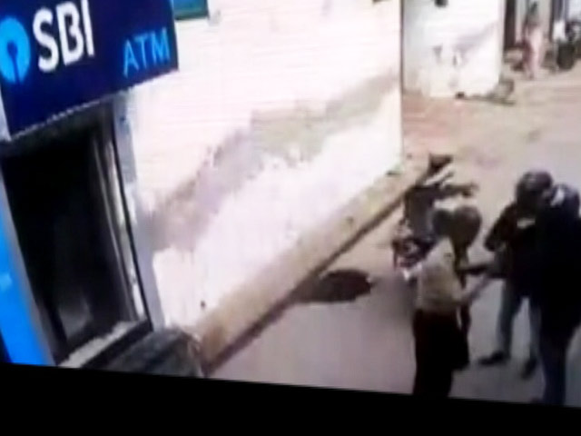 दिल्ली में एटीएम लूटने के लिए बदमाशों ने गार्ड को मारी गोली