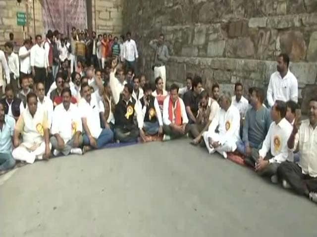 Video : Fringe Group Blocks Entry To Rajashtan Fort Over <i>Padmavati</i>