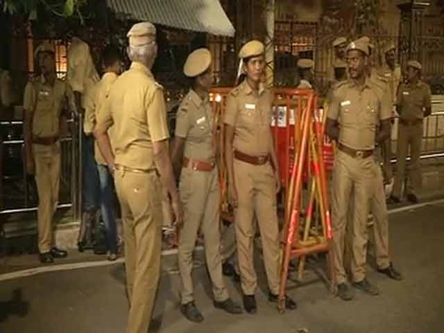 Video : Income Tax Officials Raid Jayalalithaa's Chennai Home, Search Sasikala's Rooms