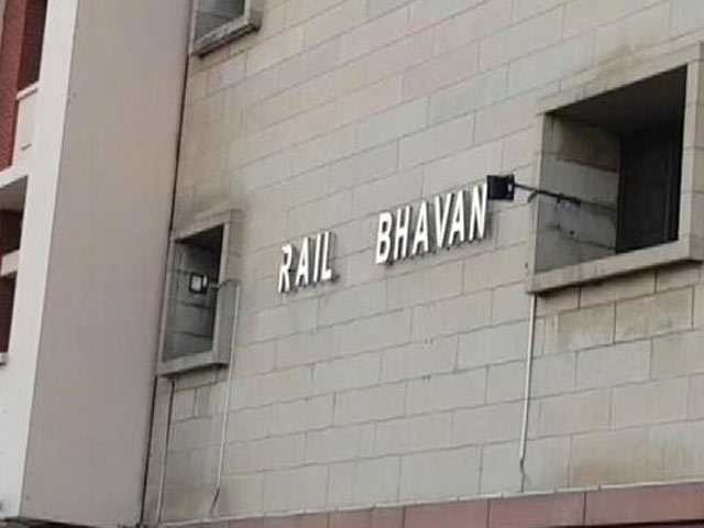 चौंकाने वाला आंकड़ा! रेलवे में खाली पड़े हैं 1.31 लाख पद