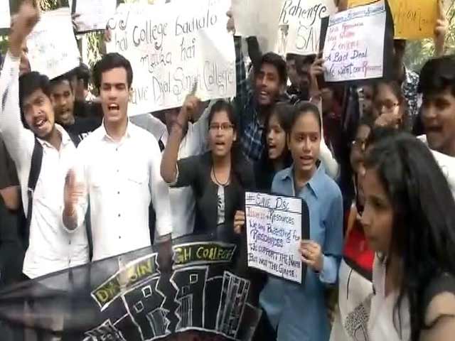 दयाल सिंह इवनिंग कॉलेज का नाम बदलने पर विवाद