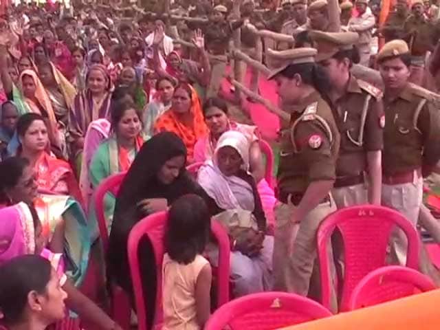 Video : At Yogi Adityanath's Rally, Cops Make Woman Remove Burqa