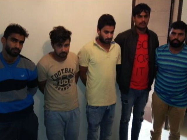 MoJo: दिल्ली में सरेआम मुठभेड़, 5 बदमाश दबोचे गए