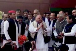मुलायम ने अपने बर्थडे पर बेटे अखिलेश को मारा ताना मुलायम ने अपने बर्थडे पर बेटे अखिलेश को मारा ताना