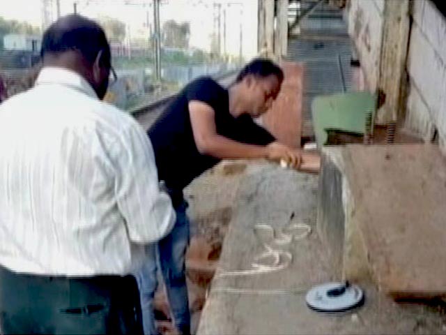 मुंबई के एलफिंस्टन पुल निर्माण में जुटी सेना