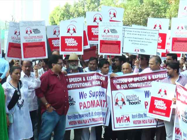 Video : <i>Padmavati</i> Row: Sanjay Bhansali Gets Support From Film Association Members