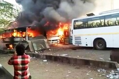 दिल्ली: तिमारपुर थाने के पास 6 बसों में लगी आग दिल्ली: तिमारपुर थाने के पास 6 बसों में लगी आग