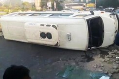 नोएडा में स्कूली बच्चों से भरी बस पलटी नोएडा में स्कूली बच्चों से भरी बस पलटी