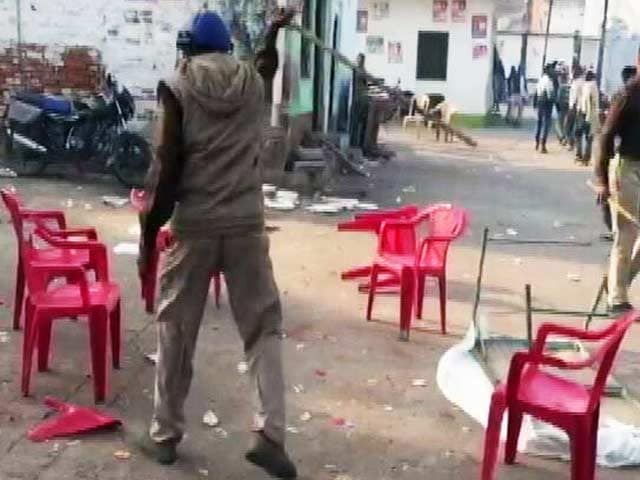 Video : यूपी निकाय चुनाव: बाराबंकी में वोटरों पर पुलिस ने किया लाठीचार्ज