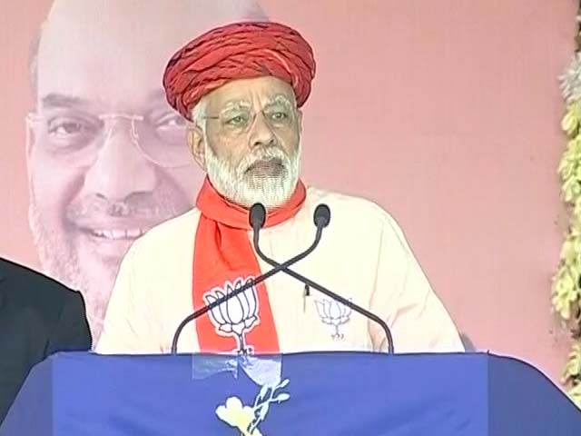 गुजरात का गढ़ : बीजेपी ने गुजरात में मनाया यूपी निकाय चुनाव की जीत का जश्न