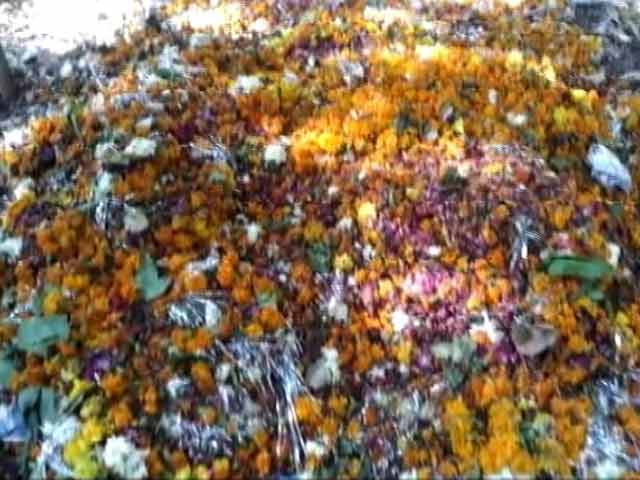 जीवाजी विश्व विद्यालय की पहल : दो मंदिरों ने फूल नदी में डालने बंद किए