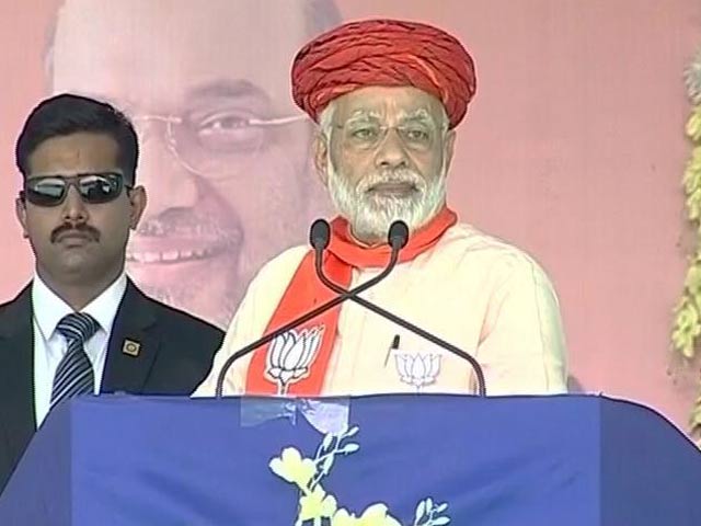 अजान के वक्त PM मोदी ने रोका अपना भाषण, फिर मंदिर पहुंचे राहुल