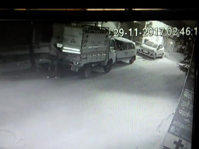 दिल्ली: एटीएम मशीन को उखाड़ ले गए बेखौफ लुटेरे