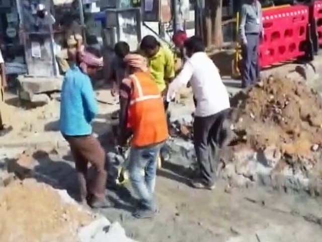 Videos : बेंगलुरु की सड़कों के गड्ढों से हो चुके हैं कई हादसे