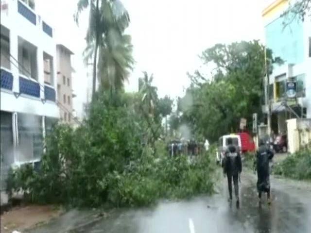 Videos : केरल में 'ओखी' तूफान का कहर, नेवी के 7 युद्धपोत राहत में जुटे