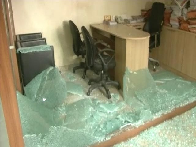 मुंबई के कांग्रेस दफ्तर में तोड़फोड़