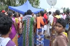 चक्रवाती तूफान ओखी के चलते 10 लोगों की मौत, 42 से ज़्यादा मछुआरे लापता चक्रवाती तूफान ओखी के चलते 10 लोगों की मौत, 42 से ज़्यादा मछुआरे लापता