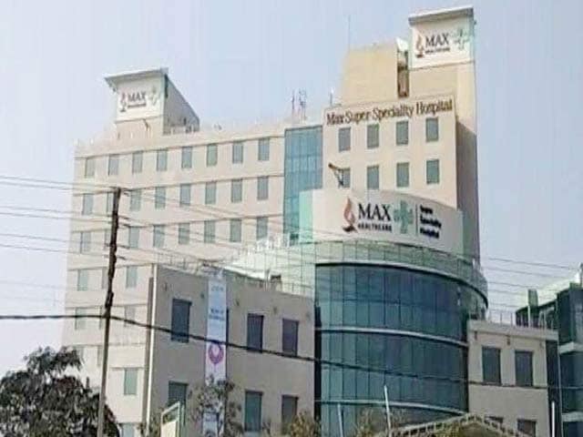 दिल्ली : मैक्स अस्पताल के डॉक्टरों ने जिंदा बच्चे को बताया मृत