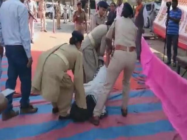 पुलिसकर्मियों ने शहीद की बेटी को सीएम रूपाणी से मिलने से रोका