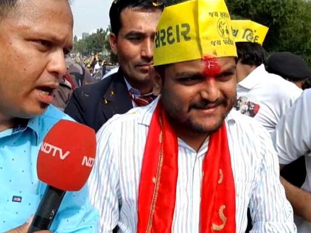 सूरत में विजय रूपाणी और हार्दिक की रैली