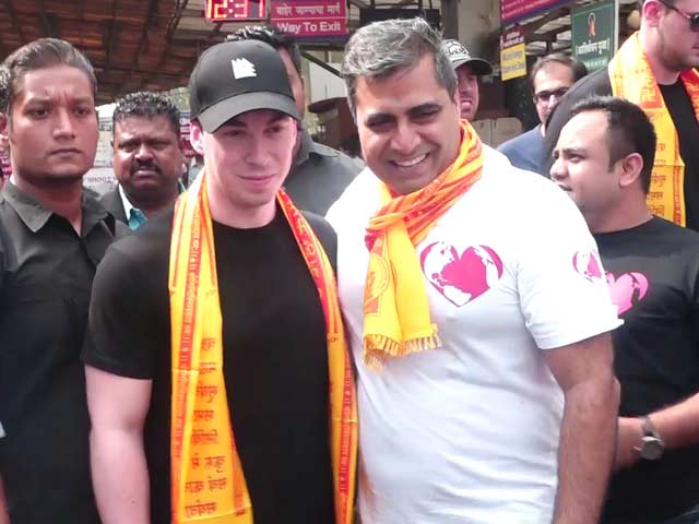 Watch! DJ Hardwell Visits Siddhivinayak Temple