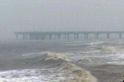 मुंबई के नजदीक से गुजरेगा तूफान ‘ओखी’ मुंबई के नजदीक से गुजरेगा तूफान ‘ओखी’