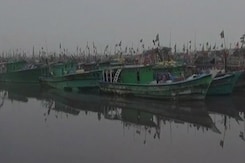 तूफान ‘ओखी’ के चलते अमित शाह की कई रैलियां रद्द तूफान ‘ओखी’ के चलते अमित शाह की कई रैलियां रद्द