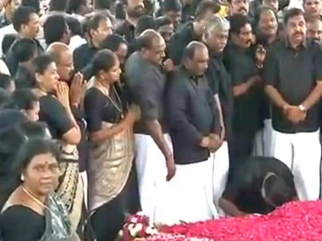 Video : Jayalalithaa Death Anniversary: Black-Clad EPS, OPS Lead Silent march
