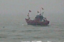 गुजरात तट से पहले कमजोर हुआ तूफान ‘ओखी’ गुजरात तट से पहले कमजोर हुआ तूफान ‘ओखी’