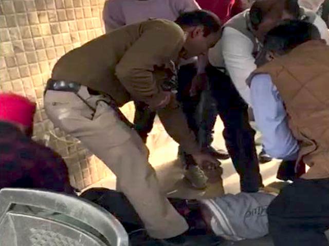 बदमाशों से अकेला भिड़ा कांस्टेबल