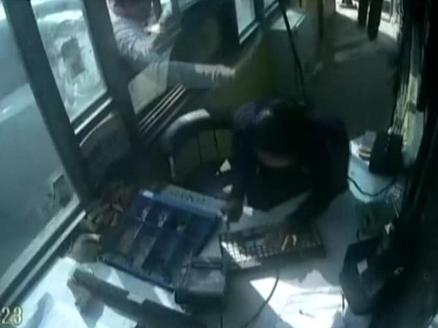 Video : Woman Collector Assaulted At Toll Booth In Gurgaon. Caught On CCTV