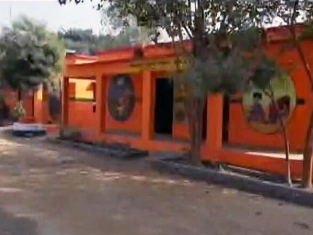 CM योगी को खुश करने के लिए भगवा रंग में रंगे स्कूल