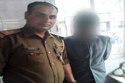 मां-बहन की हत्या के आरोपी बेटे को पुलिस ने हिरासत में लिया मां-बहन की हत्या के आरोपी बेटे को पुलिस ने हिरासत में लिया