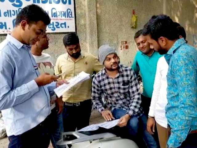 गुजरात चुनाव : कुछ जगहों पर EVM में खराबी