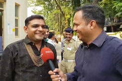 सूरत में वोट डालने पहुंचे दूल्हे राजा सूरत में वोट डालने पहुंचे दूल्हे राजा