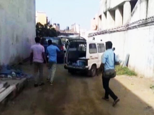 Video : 2 Girls Jump From Fourth Floor Of Restaurant In Tamil Nadu, 1 Dead