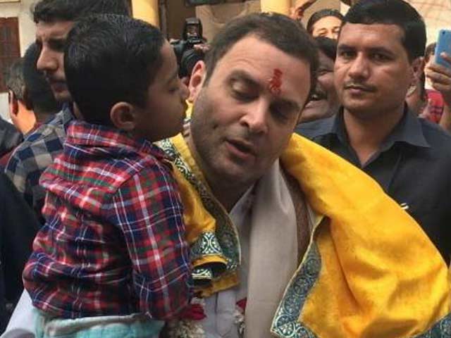 गुजरात के डाकोर में राहुल गांधी ने रणछोड़ जी मंदिर में की पूजा