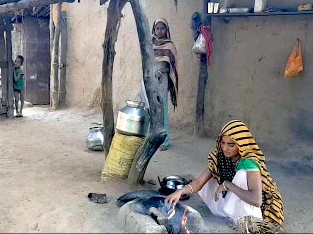 GROUND REPORT : जहां से शुरू हुई उज्ज्वला योजना, वहां अभी भी घरों में जलता है चूल्हा