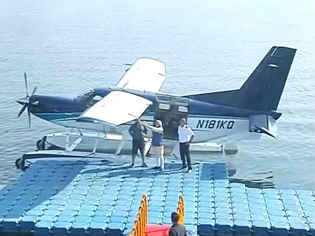 सी-प्लेन से धरोई डैम पहुंचे पीएम मोदी