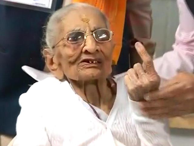 Videos : गुजरात चुनाव: प्रधानमंत्री नरेंद्र मोदी की मां हीराबेन ने डाला वोट