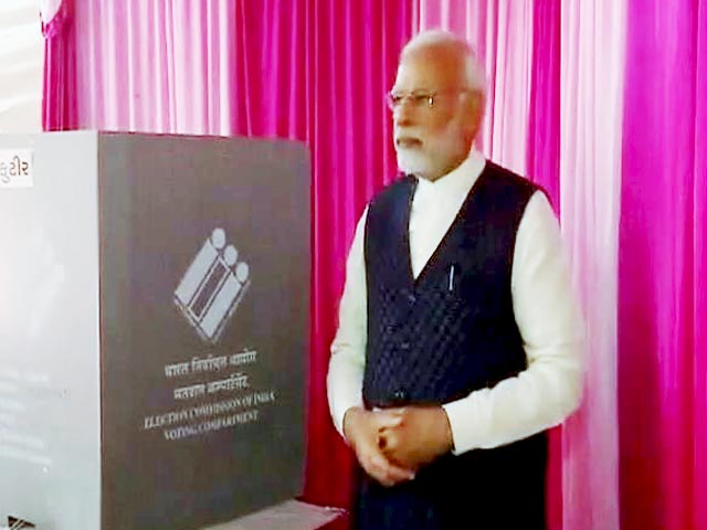 गुजरात चुनाव:  पीएम मोदी ने लाइन में लगकर डाला वोट