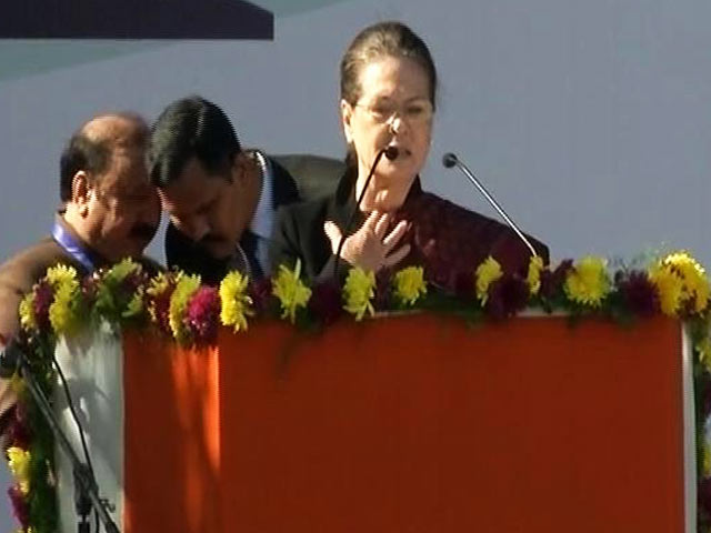 सोनिया गांधी के भाषण के दौरान पटाखों की गड़गड़ाहट