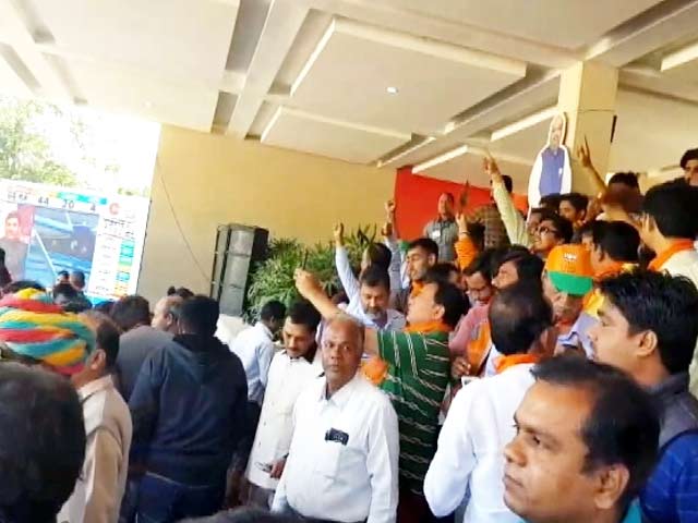 चुनावी नतीजों के बाद BJP कार्यकर्ताओं में जश्न का माहौल