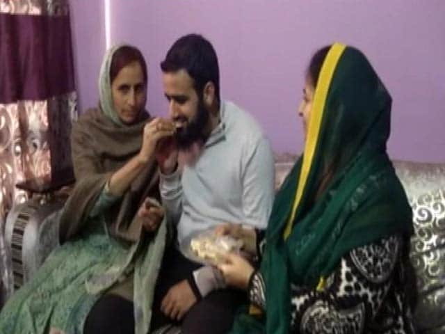 Video : Boy Whose Home Set On Fire By Terrorists Tops Kashmir Civil Service Exam