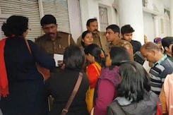 MoJo: दिल्ली के आध्यामिक विश्वविद्यालय आश्रम के संचालक को पेश होने के निर्देश MoJo: दिल्ली के आध्यामिक विश्वविद्यालय आश्रम के संचालक को पेश होने के निर्देश