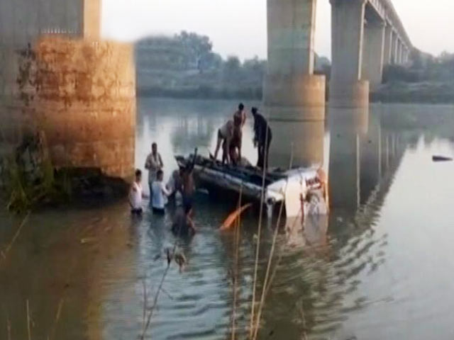 राजस्थान : नदी में गिरी बस, 26 की मौत