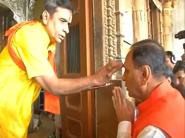 Vijay Rupani Offers Prayers Before He Takes Oath As Gujarat Chief Minister