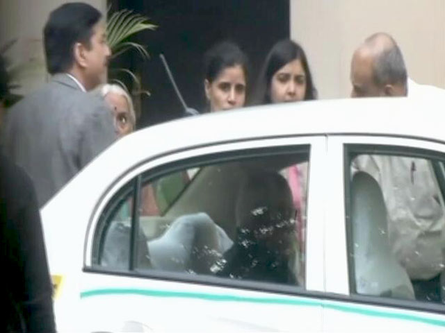 कुलभूषण जाधव से मिलकर लौटा परिवार