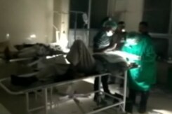 यूपी के उन्नाव में टॉर्च की रोशनी में आंख की सर्जरी यूपी के उन्नाव में टॉर्च की रोशनी में आंख की सर्जरी